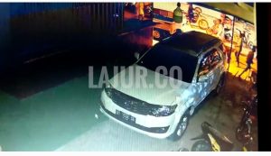 Mobil Alvian Ali Mazi terparkir di depan Kebab Jangkar miliknya.