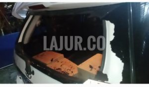 Kaca belakang mobil fortuner putih ini hancur pasca dilempar orang tidak dikenal.