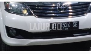 Mobil Fortuner putih milik anak Gubernur Sultra Ali Mazi, Alvian Ali Mazi yang jadi korban pengrusakan.