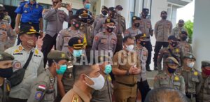 Massa aksi diterima oleh Sekda Konawe, Ferdinan.