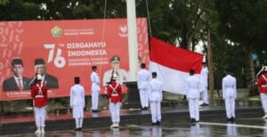 Pengibaran bendera oleh anggota Paskibraka di Rujab Gubernur Sultra. Foto : Diskominfo Sultra