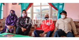 Tina Nur Alam menyemangati Ayah Apriyani Rahayu.