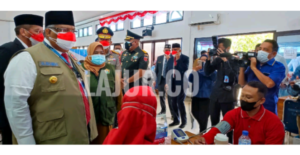 Warga menjalani screening sebelum disuntik vaksin.