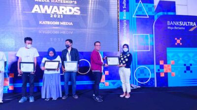 Penyerahan penghargaan kepada Media Lajur.co oleh Dirut Bank Sultra, Abdul Latief.