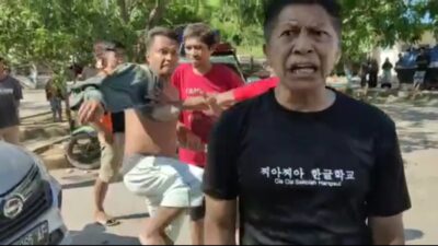 Penumpang ferry yang berprofesi sebagai guru ini dihajar preman di muka umum saat protes tindak pungli di Pelabuhan Amolengo.